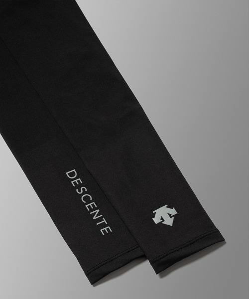 DESCENTE GOLF（デサントゴルフ）の「クーリングアームカバー UVケア  ゴルフウエア メンズ（アームカバー・メンズ・ホワイト/ブラック・F）」の7枚目の写真