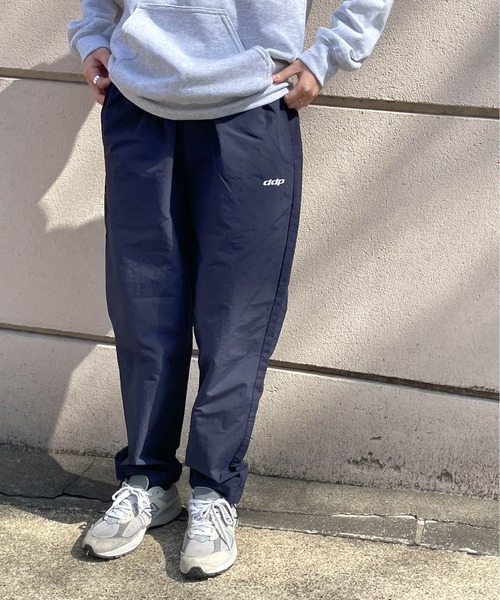 ddp（ディーディーピー）の「【 ddp / ディーディーピー 】 ナイロントレーニングパンツ NYLON TRANING PANTS A5306-153AA02 MNF（その他パンツ・レディース・グレー/ネイビー/ブルー・MEDIUM/LARGE）」の2枚目の写真