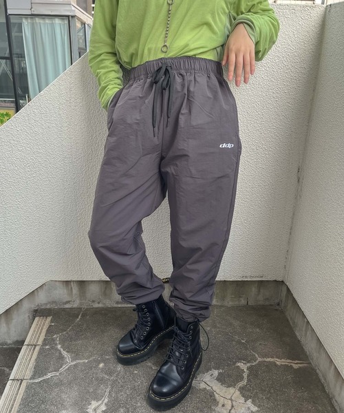 ddp（ディーディーピー）の「【 ddp / ディーディーピー 】 ナイロントレーニングパンツ NYLON TRANING PANTS A5306-153AA02 MNF（その他パンツ・レディース・グレー/ネイビー/ブルー・MEDIUM/LARGE）」の8枚目の写真