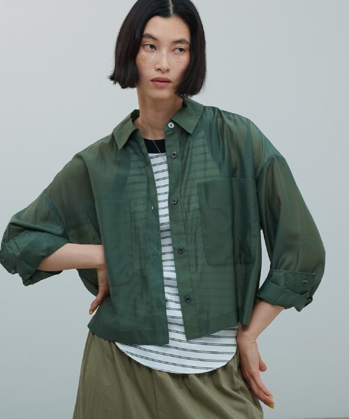 GALLEST（ギャレスト）の「シアークロップドシャツ（シャツ/ブラウス・レディース・ブラック/ダークグリーン/パープル系4・38）」の2枚目の写真