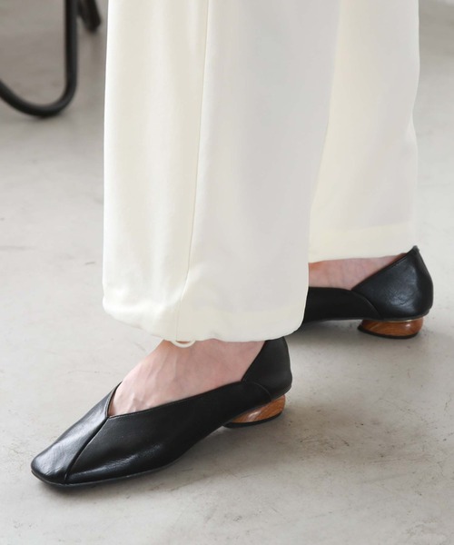 archives（アルシーヴ）の「アシメパンプス（パンプス・レディース・ブラック/グレイッシュベージュ・MEDIUM/LARGE）」の2枚目の写真