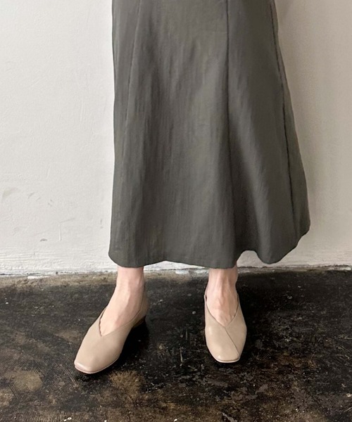 archives（アルシーヴ）の「アシメパンプス（パンプス・レディース・ブラック/グレイッシュベージュ・MEDIUM/LARGE）」の11枚目の写真