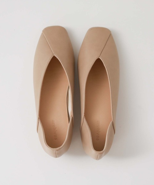 archives（アルシーヴ）の「アシメパンプス（パンプス・レディース・ブラック/グレイッシュベージュ・MEDIUM/LARGE）」の19枚目の写真