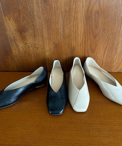 archives（アルシーヴ）の「アシメパンプス（パンプス・レディース・ブラック/グレイッシュベージュ・MEDIUM/LARGE）」の9枚目の写真