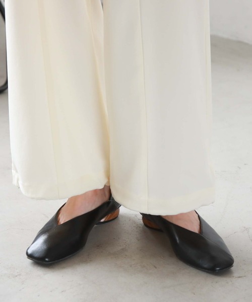 archives（アルシーヴ）の「アシメパンプス（パンプス・レディース・ブラック/グレイッシュベージュ・MEDIUM/LARGE）」の3枚目の写真