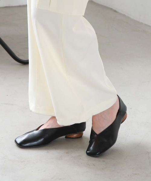 archives（アルシーヴ）の「アシメパンプス（パンプス・レディース・ブラック/グレイッシュベージュ・MEDIUM/LARGE）」の4枚目の写真