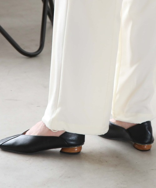 archives（アルシーヴ）の「アシメパンプス（パンプス・レディース・ブラック/グレイッシュベージュ・MEDIUM/LARGE）」の6枚目の写真