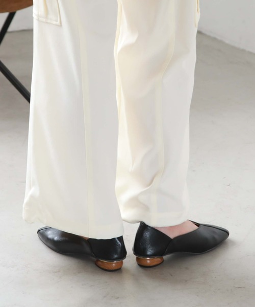 archives（アルシーヴ）の「アシメパンプス（パンプス・レディース・ブラック/グレイッシュベージュ・MEDIUM/LARGE）」の5枚目の写真