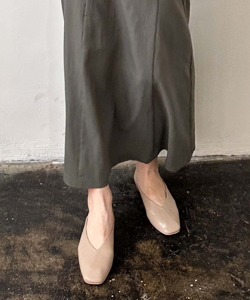 archives（アルシーヴ）の「アシメパンプス（パンプス・レディース・ブラック/グレイッシュベージュ・MEDIUM/LARGE）」の10枚目の写真