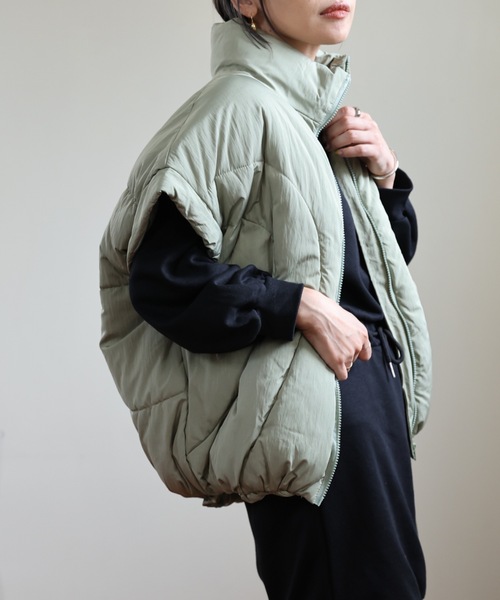 ULEULA（ウルア）の「オーバーショルダーエコダウンベスト（ダウンベスト・レディース・ブラック/カーキ/グレー・FREE）」の17枚目の写真