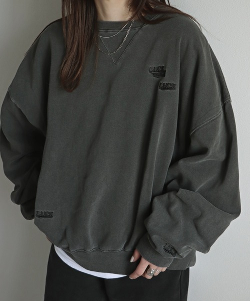 COURO（コウロ）の「ヴィンテージライク刺繍ピグメントスウェット（スウェット・レディース・ピンク/ブラック/ブルー/ネイビー/アイボリー/ブラック系1/ネイビー系3/ネイビー系1/ネイビー系2/ブラック系3/ピンク系/ネイビー系/ブラック系/ピンク系1/ブラック系2・L/M）」の4枚目の写真