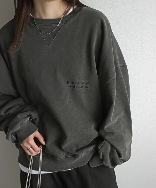 COURO（コウロ）の「ヴィンテージライク刺繍ピグメントスウェット（スウェット・レディース・ピンク/ブラック/ブルー/ネイビー/アイボリー/ブラック系1/ネイビー系3/ネイビー系1/ネイビー系2/ブラック系3/ピンク系/ネイビー系/ブラック系/ピンク系1/ブラック系2・L/M）」の5枚目の写真