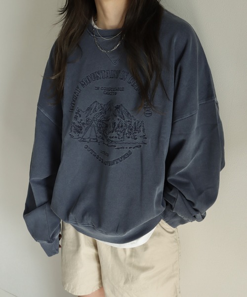 COURO（コウロ）の「ヴィンテージライク刺繍ピグメントスウェット（スウェット・レディース・ピンク/ブラック/ブルー/ネイビー/アイボリー/ブラック系1/ネイビー系3/ネイビー系1/ネイビー系2/ブラック系3/ピンク系/ネイビー系/ブラック系/ピンク系1/ブラック系2・L/M）」の7枚目の写真