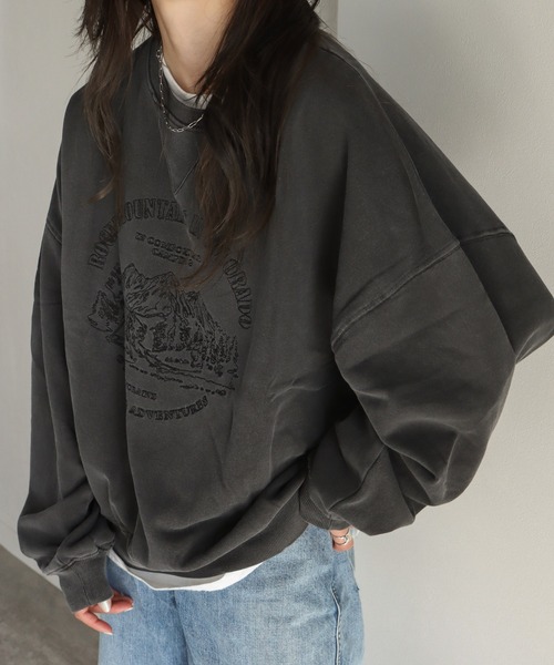 COURO（コウロ）の「ヴィンテージライク刺繍ピグメントスウェット（スウェット・レディース・ピンク/ブラック/ブルー/ネイビー/アイボリー/ブラック系1/ネイビー系3/ネイビー系1/ネイビー系2/ブラック系3/ピンク系/ネイビー系/ブラック系/ピンク系1/ブラック系2・L/M）」の2枚目の写真