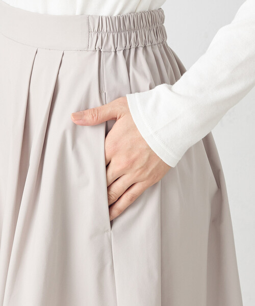 COMME CA ISM（コムサイズム）の「タックフレアー　タフタスカート（スカート・レディース・ネイビー/グレイッシュベージュ・MEDIUM/LARGE）」の12枚目の写真