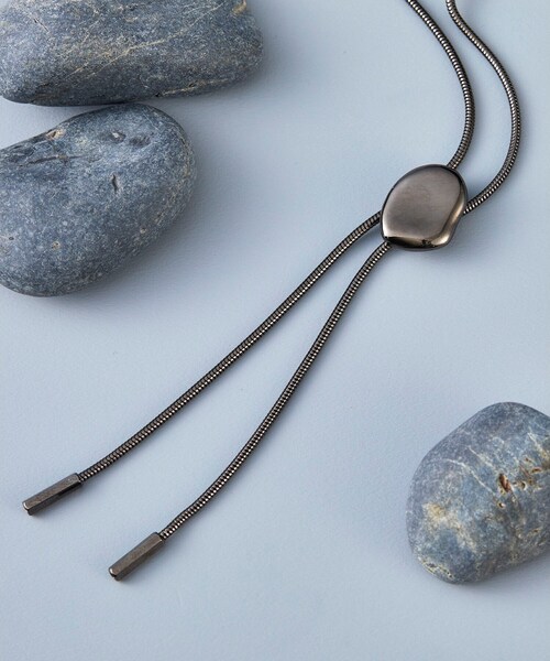 tk.TAKEO KIKUCHI（ティーケータケオキクチ）の「◆メタルループタイネックレス（ネックレス・メンズ・ライトグレー/ブラック/シルバー/ブラック系/ブラック系1/ブラック系2/ブラック系3/ブラック系4/ブラック系5/ブラック系6/ブラック系7/ブラック系8/ライトグレー系/シルバー系/シルバー系1/シルバー系2/シルバー系3/シルバー系4/シルバー系5/シルバー系6/シルバー系7/シルバー系8/ゴールド系/ゴールド系1/ゴールド系2/ゴールド系3/ゴールド系5/ゴールド系6/ゴールド系7/ゴールド系8・00）」の2枚目の写真