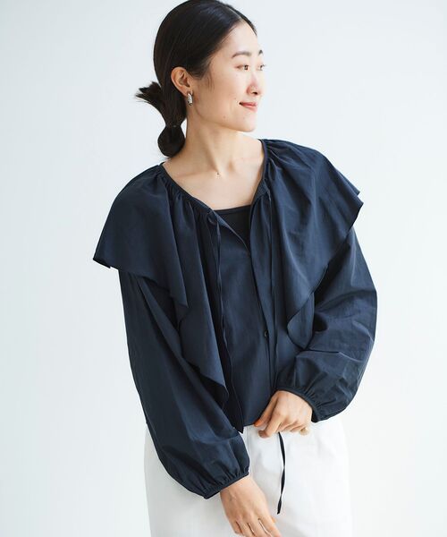 le.coeur blanc(ルクールブラン)の「ラッフルカラーリボンブラウス(シャツ/ブラウス・レディース・ネイビー/オフホワイト/サックスブルー/ライトグリーン・38)」の3枚目の写真