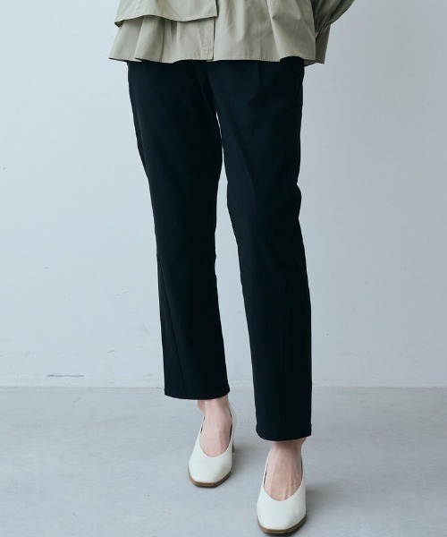 IEDIT（イディット）の「ＩＥＤＩＴ　ぐいっとしなやかで快適な　美脚見えナイスラっとエアノビテーパードパンツ（スラックス・レディース・ネイビー/ベージュ/ブラック・X-LARGE/LARGE/MEDIUM/XXX-LARGE/SMALL/XX-LARGE）」の2枚目の写真