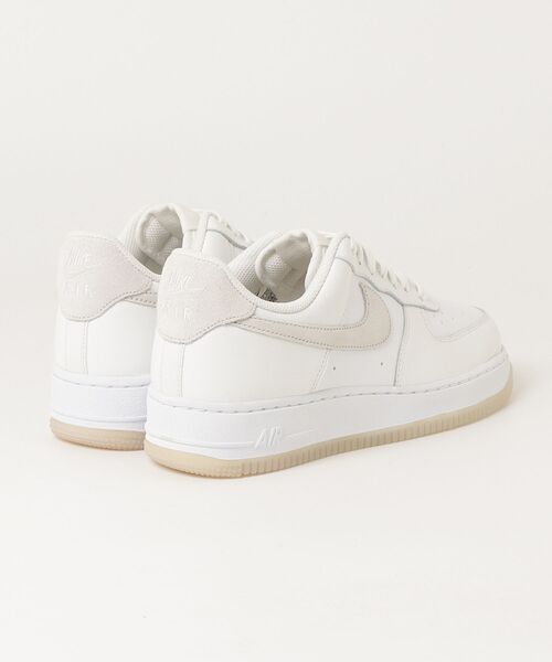 NIKE(ナイキ)の「AIR FORCE 1 '07 LV8(スニーカー・メンズ・ホワイト・27.5cm/26.5cm/26.0cm/24.5cm/24.0cm/27.0cm/28.0cm/25.0cm)」の2枚目の写真