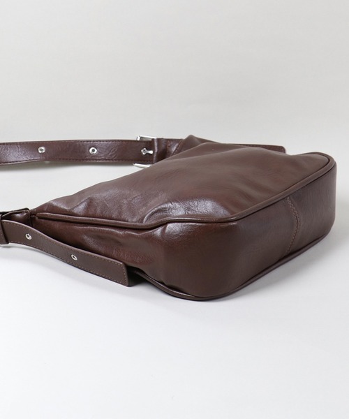 SPINNS（スピンズ）の「ハトメ合皮ショルダーバッグ（ショルダーバッグ・レディース・ブラウン/ブラック・ONESIZE）」の6枚目の写真