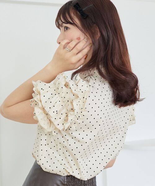 MAJESTIC LEGON（マジェスティックレゴン）の「ミルフィーユフリルスリーブシャツ（シャツ/ブラウス・レディース・オフホワイト/ホワイト系その他2/ブルー・MEDIUM）」の17枚目の写真