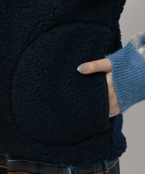 GYMPHLEX（ジムフレックス）の「【GYMPHLEX(ジムフレックス)】ボアフードベスト（ベスト・レディース・ネイビー/ライトベージュ/アイボリー・MEDIUM）」の19枚目の写真