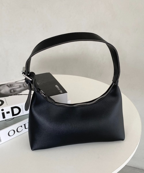 Urban Outfitters☆ リボンハンドル・ホーボーバッグ Urban Outfitters☆ リボンハンドル・ホーボーバッグ