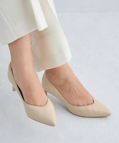 green label relaxing（グリーンレーベルリラクシング）の「ポインテット Vカット パンプス（5cmヒール）-晴雨兼用-（パンプス・レディース・ブラック/ベージュ・23.5cm/23cm/22.5cm/22cm/25.5cm/25cm/24.5cm/24cm）」の2枚目の写真