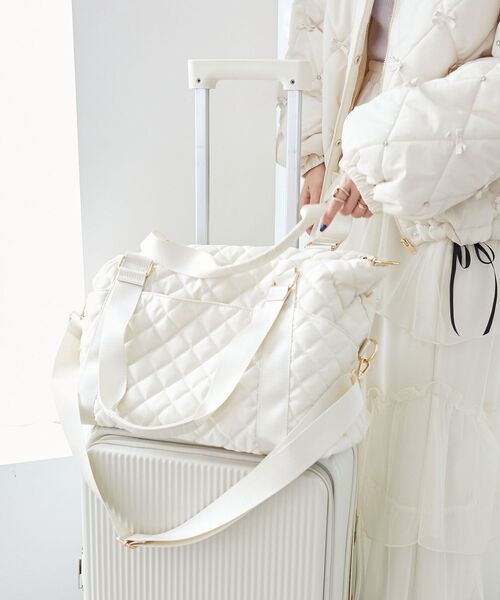 MAJESTIC LEGON(マジェスティックレゴン)の「キルティングトラベルボストン(ボストンバッグ・レディース・ピンク/アイボリー/ブラック/ライトグレー・MEDIUM)」の2枚目の写真