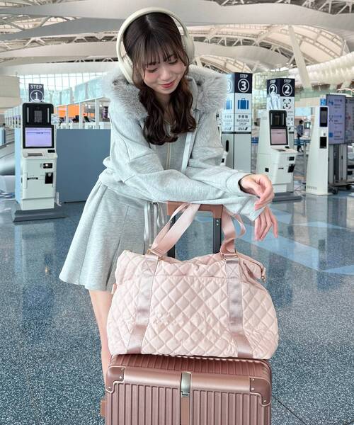 MAJESTIC LEGON(マジェスティックレゴン)の「キルティングトラベルボストン(ボストンバッグ・レディース・ピンク/アイボリー/ブラック/ライトグレー・MEDIUM)」の5枚目の写真