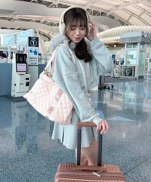 MAJESTIC LEGON(マジェスティックレゴン)の「キルティングトラベルボストン(ボストンバッグ・レディース・ピンク/アイボリー/ブラック/ライトグレー・MEDIUM)」の6枚目の写真