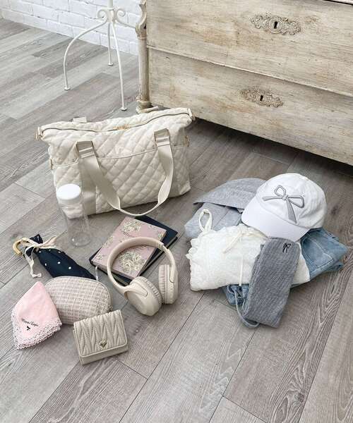 MAJESTIC LEGON(マジェスティックレゴン)の「キルティングトラベルボストン(ボストンバッグ・レディース・ピンク/アイボリー/ブラック/ライトグレー・MEDIUM)」の7枚目の写真