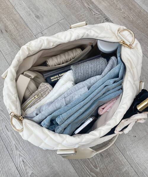 MAJESTIC LEGON(マジェスティックレゴン)の「キルティングトラベルボストン(ボストンバッグ・レディース・ピンク/アイボリー/ブラック/ライトグレー・MEDIUM)」の8枚目の写真