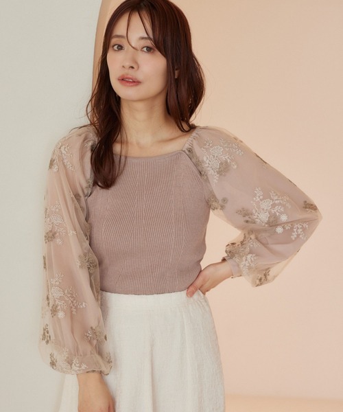 mysty woman（ミスティウーマン）の「フローラル刺繍スリーブニットプルオーバー  320880（ニット/セーター・レディース・ピンクベージュ/ブラック/アイボリー/グレイッシュブルー・FREE）」の4枚目の写真