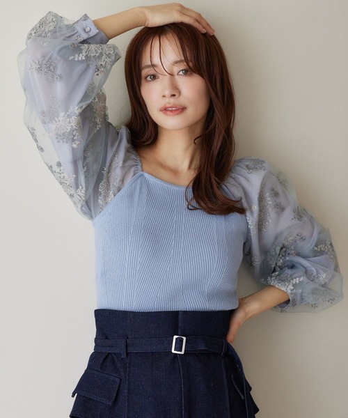 mysty woman（ミスティウーマン）の「フローラル刺繍スリーブニットプルオーバー  320880（ニット/セーター・レディース・ピンクベージュ/ブラック/アイボリー/グレイッシュブルー・FREE）」の3枚目の写真