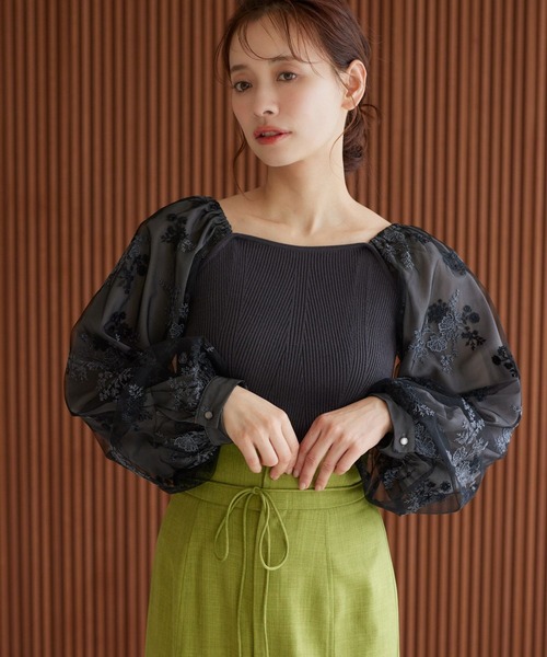 mysty woman（ミスティウーマン）の「フローラル刺繍スリーブニットプルオーバー  320880（ニット/セーター・レディース・ピンクベージュ/ブラック/アイボリー/グレイッシュブルー・FREE）」の2枚目の写真