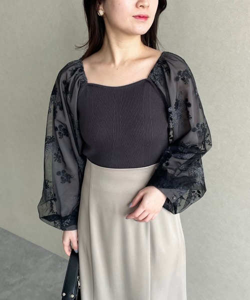 mysty woman（ミスティウーマン）の「フローラル刺繍スリーブニットプルオーバー  320880（ニット/セーター・レディース・ピンクベージュ/ブラック/アイボリー/グレイッシュブルー・FREE）」の9枚目の写真