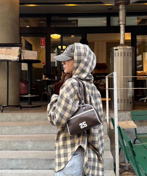 FOREVER 21（フォーエバー トゥエンティーワン）の「【2025SS】ナンバリングミニボストン（ボストンバッグ・レディース・ブラウン/レッド/ネイビー/ブルー/イエロー・FREE）」の8枚目の写真