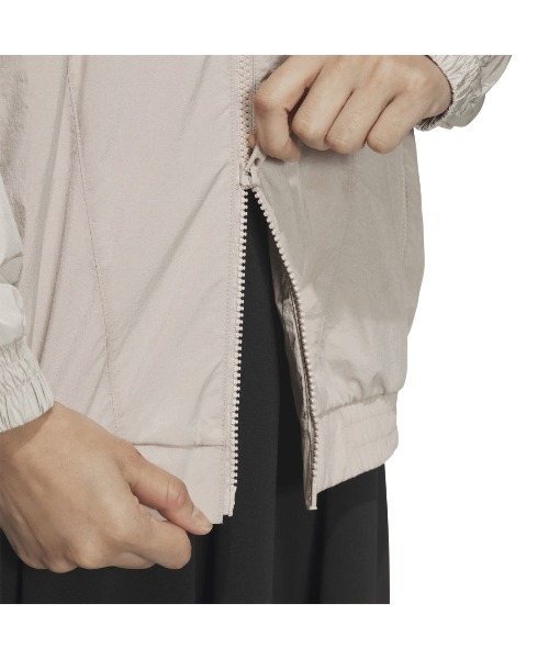 adidas(アディダス)の「アディダス adidas BYS スリーストライプス ウーブン 軽量ジャケット(ナイロンジャケット・レディース・ブラック/ベビーピンク/グレー・M/L/XL)」の14枚目の写真