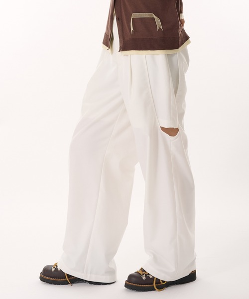 MUHET（ミュエータ）の「side cut out layered slacks pants / サイドカットアウトレイヤードスラックスパンツ（スラックス・レディース・ブラウン/オフホワイト/ブラック・SMALL/MEDIUM）」の2枚目の写真