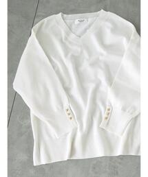 袖ボタンVネックプルオーバーニット