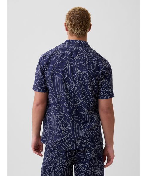 GAP（ギャップ）の「リネン混 バケーション スタンダードフィットシャツ 半袖（シャツ/ブラウス・メンズ・ブラック/ネイビー・L/S/XL/M/XS）」の3枚目の写真