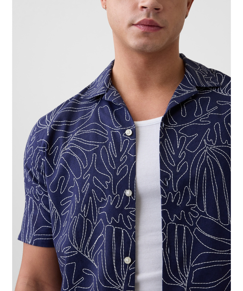 GAP（ギャップ）の「リネン混 バケーション スタンダードフィットシャツ 半袖（シャツ/ブラウス・メンズ・ブラック/ネイビー・L/S/XL/M/XS）」の5枚目の写真