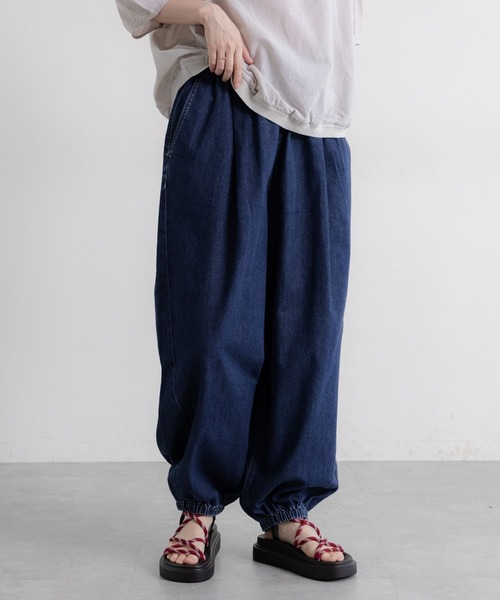 studio CLIP（スタディオクリップ）の「【接触冷感】ひんやりタックバルーンデニム[プチサイズあり]《CLIP denim》（デニムパンツ・レディース・ブルー/スカイブルー/ライトブルー・PF/FREE）」の4枚目の写真