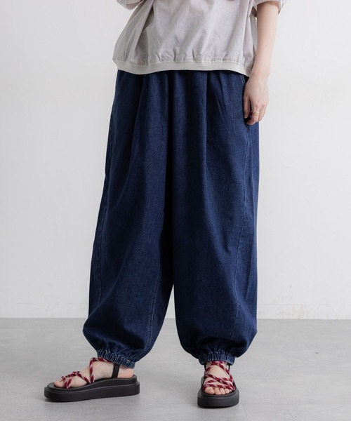 studio CLIP（スタディオクリップ）の「【接触冷感】ひんやりタックバルーンデニム[プチサイズあり]《CLIP denim》（デニムパンツ・レディース・ブルー/スカイブルー/ライトブルー・PF/FREE）」の5枚目の写真