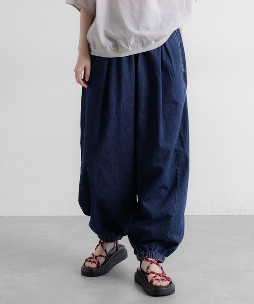 studio CLIP（スタディオクリップ）の「【接触冷感】ひんやりタックバルーンデニム[プチサイズあり]《CLIP denim》（デニムパンツ・レディース・ブルー/スカイブルー/ライトブルー・PF/FREE）」の6枚目の写真