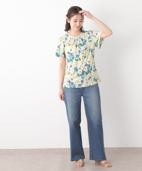 LAURA ASHLEY(ローラアシュレイ)の「【洗える/ジャージ素材/同柄アイテムあり】オーズビー ハイドランジア柄 プルオーバー(Tシャツ/カットソー・レディース・ライトイエロー系1・38/40)」の4枚目の写真