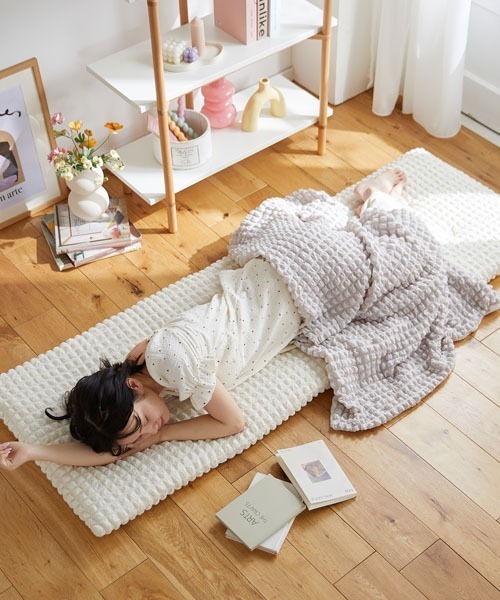ソファーマットにもなるごろ寝マット ぽこぽこデザイン｜60×180cm