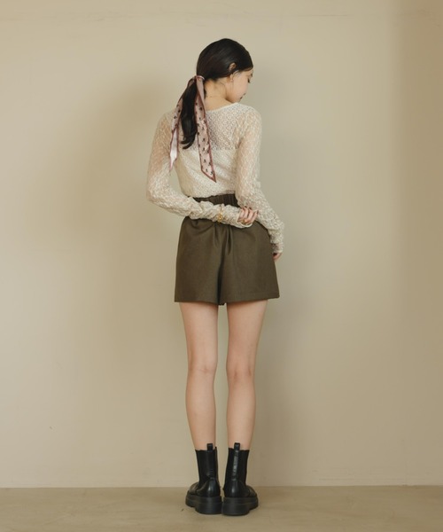 hinari(ヒナリ)の「切り替えレーストップス(Tシャツ/カットソー・レディース・アイボリー/ブラック/グレイッシュベージュ/グリーン・FREE)」の5枚目の写真