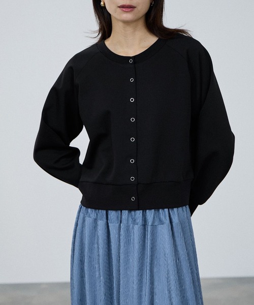 Mac-House(マックハウス)の「milli de l'air 体型カバー 立体スナップカーディガン(カーディガン/ボレロ・レディース・ブラック/ブラウン/レッド/ネイビー・M/L)」の2枚目の写真